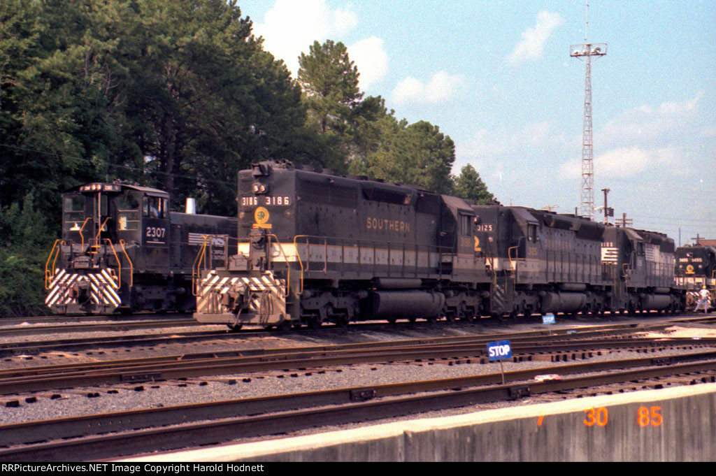 NS 2307 rolls past 3 SD's